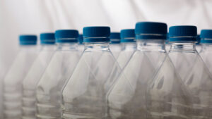 Coca-Cola, Nestlé e outras gigantes pressionam por ações contra a poluição por plástico