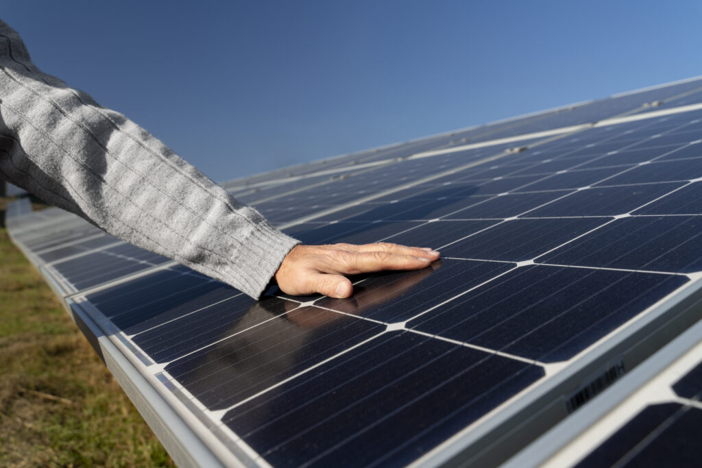 Geração própria de energia solar teve investimento de R$ 9,6 bi em 2025